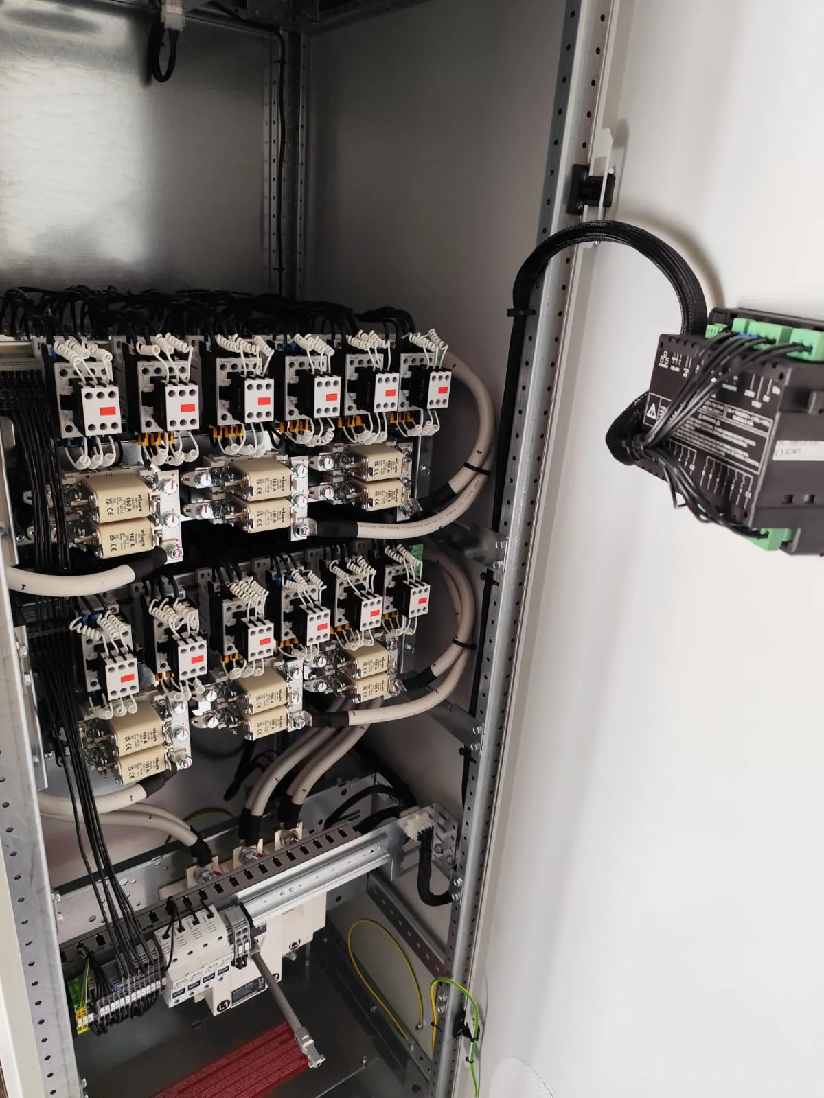 Quadro elettrico in cabina durante i lavori di adeguamento