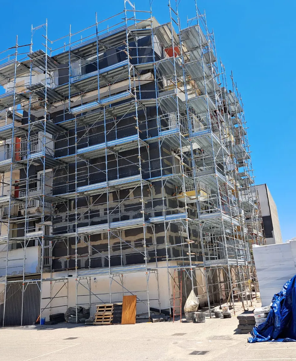 Cantiere del Condominio Parco dei Colori con ponteggi sulla facciata